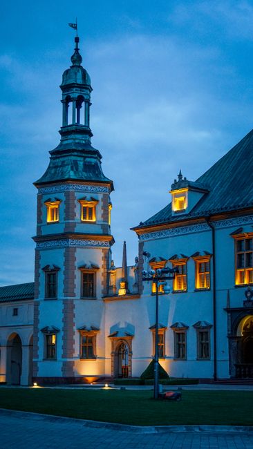 Oświetlenie warstwowe w salonie: jak połączyć światło ogólne, zadaniowe i nastrojowe?